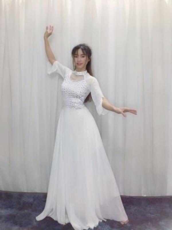 Váy Trắng Đính Kim Sa Tay Lửng